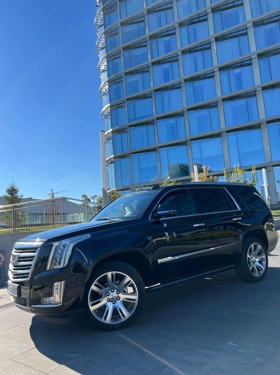 Cadillac Escalade (2022) - Image 2