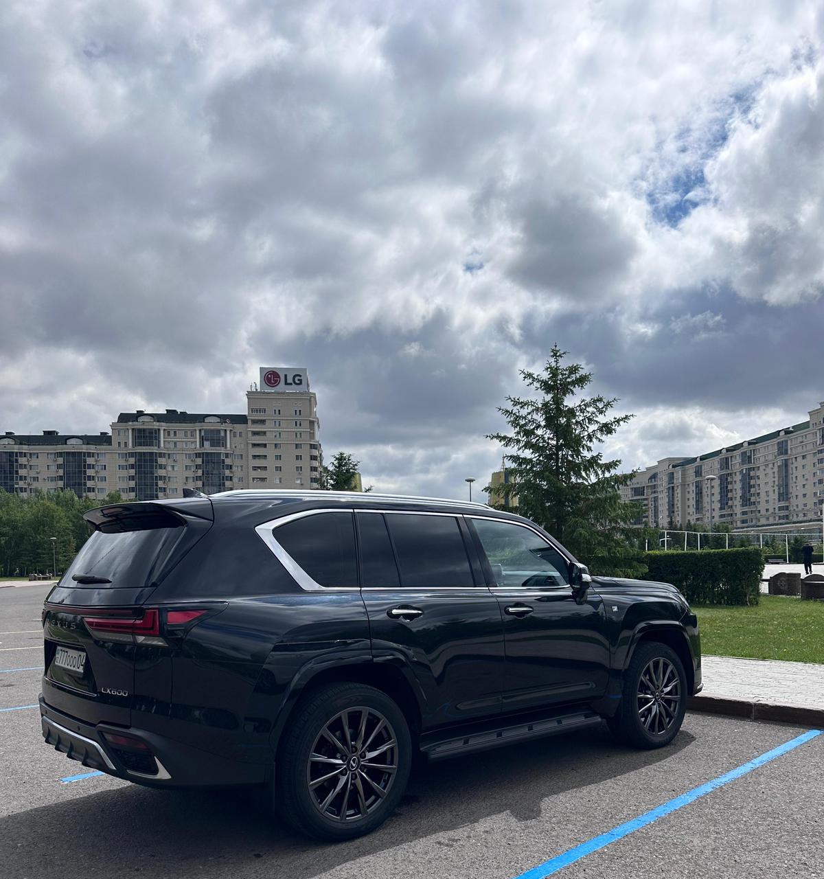 Lexus LX 600 (2024) - Image 2