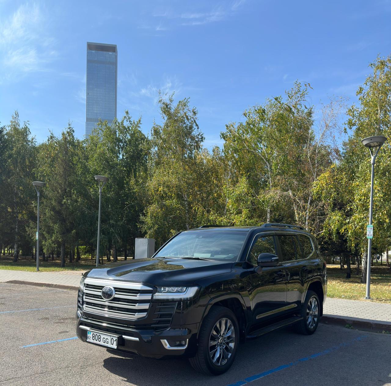 Toyota Land Cruiser 300 (2023) - Image 2