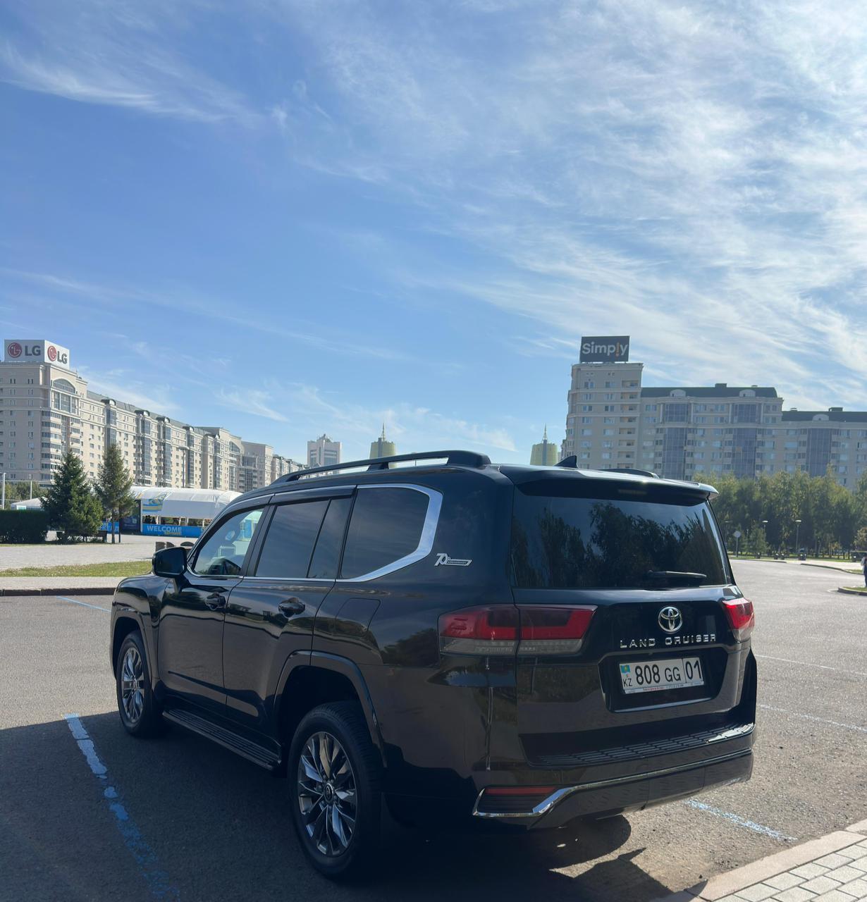 Toyota Land Cruiser 300 (2023) - Image 3