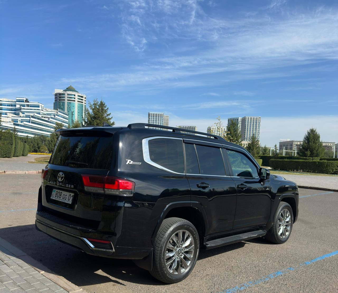 Toyota Land Cruiser 300 (2023) - Image 4