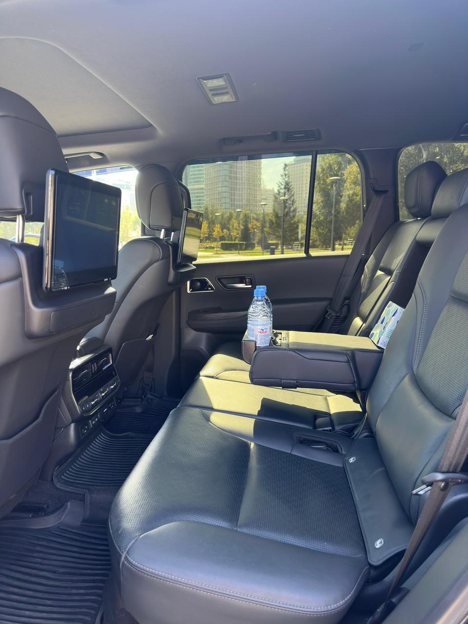 Toyota Land Cruiser 300 (2023) - Image 5