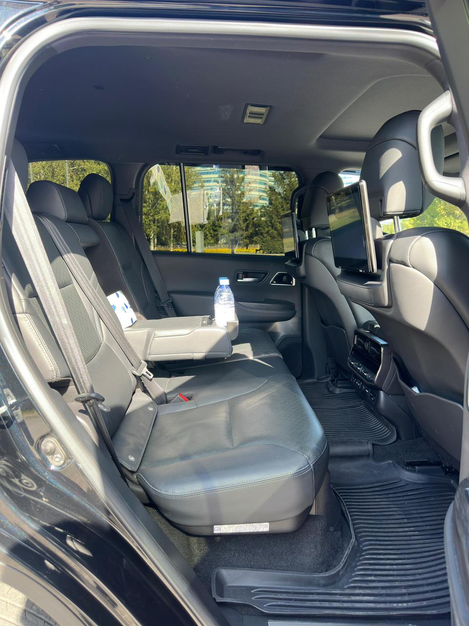 Toyota Land Cruiser 300 (2023) - Image 6
