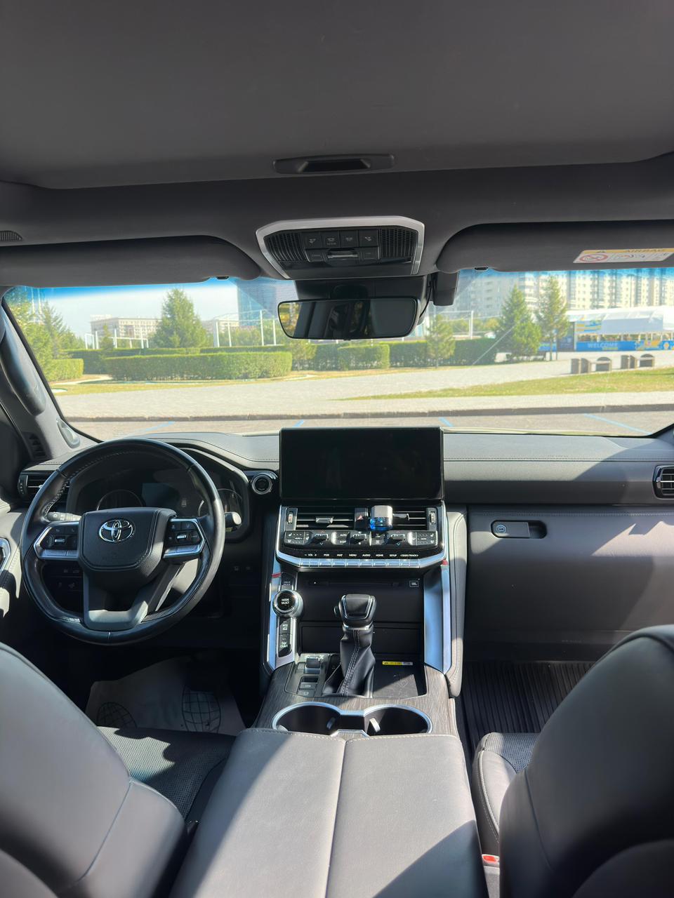 Toyota Land Cruiser 300 (2023) - Image 7